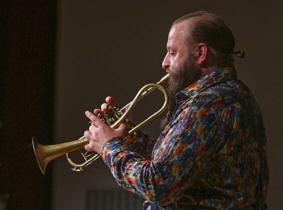 Konzert der Herren Georg Breinschmid (Bassist); Benjamin Schmid (Geiger) und Thomas Gansch (Trompeter), im Rahmen der Salzkammergut Festwochen Gmunden, im Kongresshaus Toskana in Gmunden , am 24.07.21. Das Bild zeigt den Trompeter Thomas Gansch 2021 - Konzert der Herren Georg Breinschmid (Bassist); Benjamin Schmid (Geiger) und Thomas Gansch (Trompeter), im Rahmen der Salzkammergut Festwochen Gmunden, im Kongresshaus Toskana in Gmunden , am 24.07.21