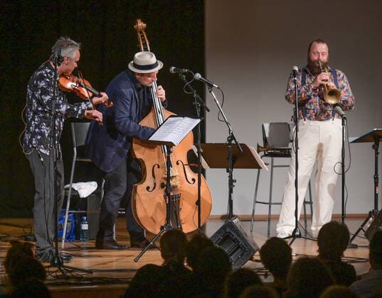 Konzert der Herren Georg Breinschmid (Bassist); Benjamin Schmid (Geiger) und Thomas Gansch (Trompeter), im Rahmen der Salzkammergut Festwochen Gmunden, im Kongresshaus Toskana in Gmunden , am 24.07.21. Das Bild zeigt v.l.n.r.: Geiger Benjamin Schmid, Bassist Georg Breinschmid und Trompeter Thomas Gansch 2021 - Konzert der Herren Georg Breinschmid (Bassist); Benjamin Schmid (Geiger) und Thomas Gansch (Trompeter), im Rahmen der Salzkammergut Festwochen Gmunden, im Kongresshaus Toskana in Gmunden , am 24.07.21