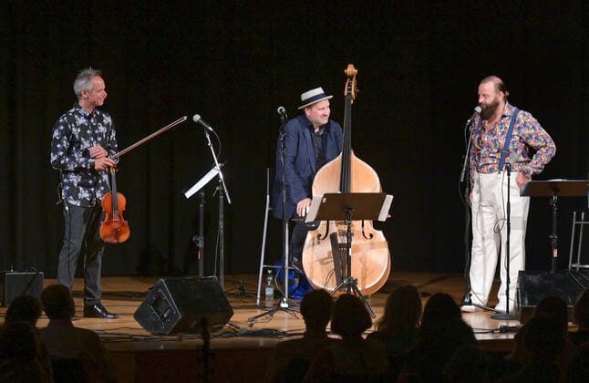 Konzert der Herren Georg Breinschmid (Bassist); Benjamin Schmid (Geiger) und Thomas Gansch (Trompeter), im Rahmen der Salzkammergut Festwochen Gmunden, im Kongresshaus Toskana in Gmunden , am 24.07.21. Das Bild zeigt v.l.n.r.: Geiger Benjamin Schmid, Bassist Georg Breinschmid und Trompeter Thomas Gansch 2021 - Konzert der Herren Georg Breinschmid (Bassist); Benjamin Schmid (Geiger) und Thomas Gansch (Trompeter), im Rahmen der Salzkammergut Festwochen Gmunden, im Kongresshaus Toskana in Gmunden , am 24.07.21