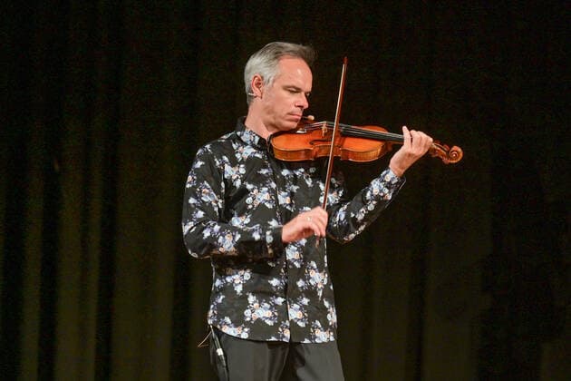 Konzert der Herren Georg Breinschmid (Bassist); Benjamin Schmid (Geiger) und Thomas Gansch (Trompeter), im Rahmen der Salzkammergut Festwochen Gmunden, im Kongresshaus Toskana in Gmunden , am 24.07.21. Das Bild zeigt den Geiger Benjamin Schmid 2021 - Konzert der Herren Georg Breinschmid (Bassist); Benjamin Schmid (Geiger) und Thomas Gansch (Trompeter), im Rahmen der Salzkammergut Festwochen Gmunden, im Kongresshaus Toskana in Gmunden , am 24.07.21