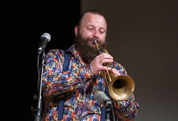 Konzert der Herren Georg Breinschmid (Bassist); Benjamin Schmid (Geiger) und Thomas Gansch (Trompeter), im Rahmen der Salzkammergut Festwochen Gmunden, im Kongresshaus Toskana in Gmunden , am 24.07.21. Das Bild zeigt den Trompeter Thomas Gansch 2021 - Konzert der Herren Georg Breinschmid (Bassist); Benjamin Schmid (Geiger) und Thomas Gansch (Trompeter), im Rahmen der Salzkammergut Festwochen Gmunden, im Kongresshaus Toskana in Gmunden , am 24.07.21