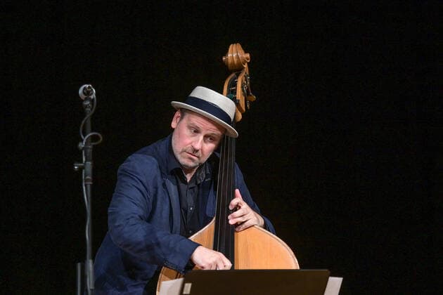 Konzert der Herren Georg Breinschmid (Bassist); Benjamin Schmid (Geiger) und Thomas Gansch (Trompeter), im Rahmen der Salzkammergut Festwochen Gmunden, im Kongresshaus Toskana in Gmunden , am 24.07.21. Das Bild zeigt den Bassisten Georg Breinschmid 2021 - Konzert der Herren Georg Breinschmid (Bassist); Benjamin Schmid (Geiger) und Thomas Gansch (Trompeter), im Rahmen der Salzkammergut Festwochen Gmunden, im Kongresshaus Toskana in Gmunden , am 24.07.21