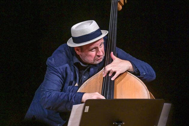 Konzert der Herren Georg Breinschmid (Bassist); Benjamin Schmid (Geiger) und Thomas Gansch (Trompeter), im Rahmen der Salzkammergut Festwochen Gmunden, im Kongresshaus Toskana in Gmunden , am 24.07.21. Das Bild zeigt den Bassisten Georg Breinschmid 2021 - Konzert der Herren Georg Breinschmid (Bassist); Benjamin Schmid (Geiger) und Thomas Gansch (Trompeter), im Rahmen der Salzkammergut Festwochen Gmunden, im Kongresshaus Toskana in Gmunden , am 24.07.21