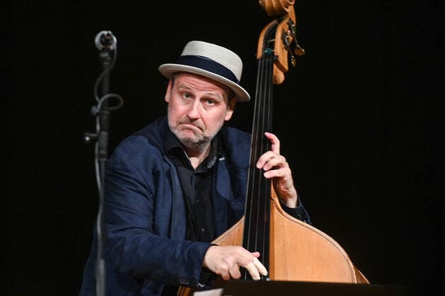 Konzert der Herren Georg Breinschmid (Bassist); Benjamin Schmid (Geiger) und Thomas Gansch (Trompeter), im Rahmen der Salzkammergut Festwochen Gmunden, im Kongresshaus Toskana in Gmunden , am 24.07.21. Das Bild zeigt den Bassisten Georg Breinschmid 2021 - Konzert der Herren Georg Breinschmid (Bassist); Benjamin Schmid (Geiger) und Thomas Gansch (Trompeter), im Rahmen der Salzkammergut Festwochen Gmunden, im Kongresshaus Toskana in Gmunden , am 24.07.21