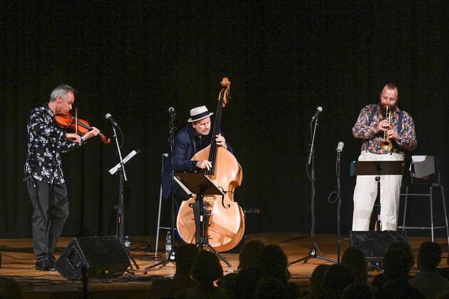 Entertainment Bilder des Tages Konzert der Herren Georg Breinschmid (Bassist); Benjamin Schmid (Geiger) und Thomas Gansch (Trompeter), im Rahmen der Salzkammergut Festwochen Gmunden, im Kongresshaus Toskana in Gmunden , am 24.07.21. Das Bild zeigt v.l.n.r.: Geiger Benjamin Schmid, Bassist Georg Breinschmid und Trompeter Thomas Gansch 2021 - Konzert der Herren Georg Breinschmid (Bassist); Benjamin Schmid (Geiger) und Thomas Gansch (Trompeter), im Rahmen der Salzkammergut Festwochen Gmunden, im Kongresshaus Toskana in Gmunden , am 24.07.21