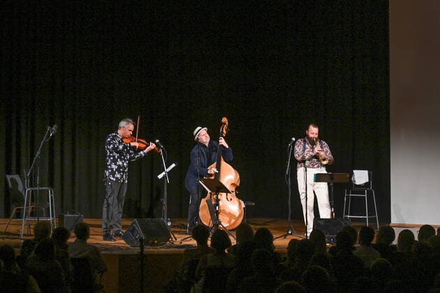 Konzert der Herren Georg Breinschmid (Bassist); Benjamin Schmid (Geiger) und Thomas Gansch (Trompeter), im Rahmen der Salzkammergut Festwochen Gmunden, im Kongresshaus Toskana in Gmunden , am 24.07.21. Das Bild zeigt v.l.n.r.: Geiger Benjamin Schmid, Bassist Georg Breinschmid und Trompeter Thomas Gansch 2021 - Konzert der Herren Georg Breinschmid (Bassist); Benjamin Schmid (Geiger) und Thomas Gansch (Trompeter), im Rahmen der Salzkammergut Festwochen Gmunden, im Kongresshaus Toskana in Gmunden , am 24.07.21