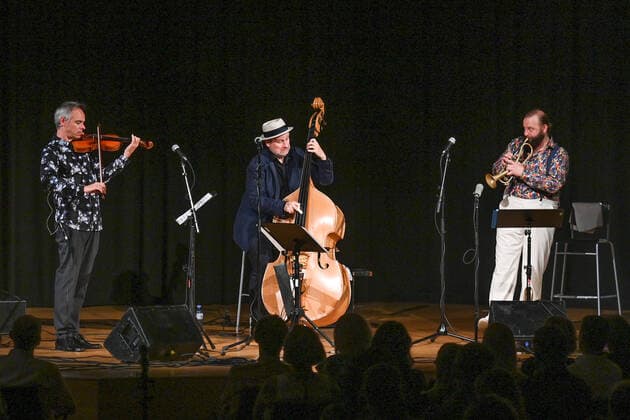 Konzert der Herren Georg Breinschmid (Bassist); Benjamin Schmid (Geiger) und Thomas Gansch (Trompeter), im Rahmen der Salzkammergut Festwochen Gmunden, im Kongresshaus Toskana in Gmunden , am 24.07.21. Das Bild zeigt v.l.n.r.: Geiger Benjamin Schmid, Bassist Georg Breinschmid und Trompeter Thomas Gansch 2021 - Konzert der Herren Georg Breinschmid (Bassist); Benjamin Schmid (Geiger) und Thomas Gansch (Trompeter), im Rahmen der Salzkammergut Festwochen Gmunden, im Kongresshaus Toskana in Gmunden , am 24.07.21