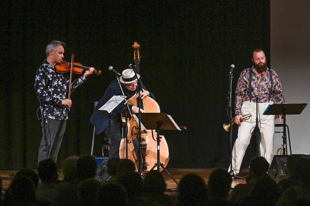 Konzert der Herren Georg Breinschmid (Bassist); Benjamin Schmid (Geiger) und Thomas Gansch (Trompeter), im Rahmen der Salzkammergut Festwochen Gmunden, im Kongresshaus Toskana in Gmunden , am 24.07.21. Das Bild zeigt v.l.n.r.: Geiger Benjamin Schmid, Bassist Georg Breinschmid und Trompeter Thomas Gansch 2021 - Konzert der Herren Georg Breinschmid (Bassist); Benjamin Schmid (Geiger) und Thomas Gansch (Trompeter), im Rahmen der Salzkammergut Festwochen Gmunden, im Kongresshaus Toskana in Gmunden , am 24.07.21