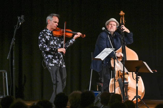 Konzert der Herren Georg Breinschmid (Bassist); Benjamin Schmid (Geiger) und Thomas Gansch (Trompeter), im Rahmen der Salzkammergut Festwochen Gmunden, im Kongresshaus Toskana in Gmunden , am 24.07.21. Das Bild zeigt v.l.n.r.: Geiger Benjamin Schmid und Bassist Georg Breinschmid 2021 - Konzert der Herren Georg Breinschmid (Bassist); Benjamin Schmid (Geiger) und Thomas Gansch (Trompeter), im Rahmen der Salzkammergut Festwochen Gmunden, im Kongresshaus Toskana in Gmunden , am 24.07.21