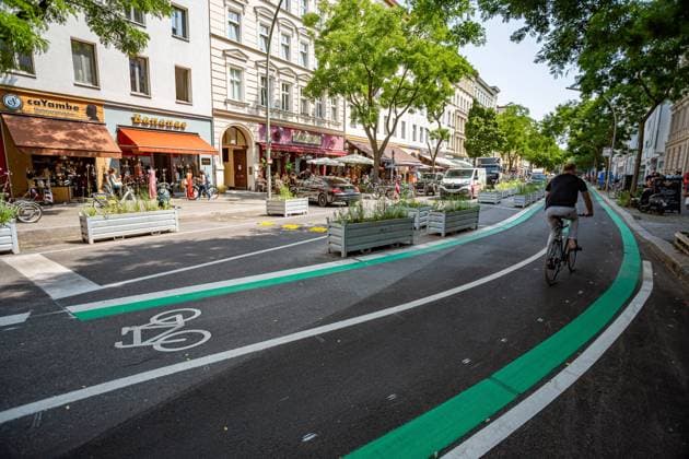 IMAGO Creative, Urban Lifestyle IMAGO Creative: Corporate: Klimaschutz, Digitalisierung und Urbanisierung Weitere Verkehrsberuhigung im Bergmannkiez, Der Bergmannkiez das Modellprojekt für den Kiez der Zukunft. Die Bergmannstraße wurde nun zur Einbahnstraße und erhielt geschützte Radwege. Zwischen der Nostitzstraße und Zossener Straße wurde ein 3 Meter breiter geschützter Zwei-Richtungs-Radweg auf der südlichen Seite eingerichtet. Eine räumliche Trennung wird durch Sicherheitstrennstreifen und Grünelemente gewährleistet. Zusätzlich wurden weitere Lieferzonen für das Gewerbe in diesem Bereich ausgewiesen. Das Straßen- und Grünflächenamt setzt mit der Verkehrsberuhigung im Bergmannkiez den Beschluss der Bezirksverordnetenversammlung (DS 1457 V vom 30.10.2019) um. Berlin Friedrichshain Berlin Deutschland *** Further traffic calmin