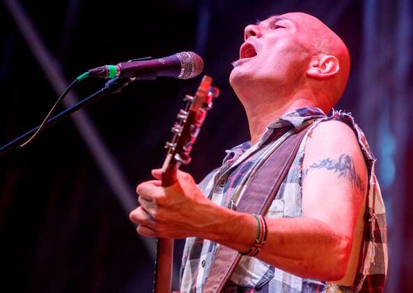 Singer Jesus Cifuentes, a member of the folk-rock group Celtas Cortos, performs at the Música al raso festival that will be held this summer in the Winter Garden of the Parque Grande Jose Antonio Labordeta in Zaragoza, Spain, 24 July 2021. Musica al raso festival in Zaragoza !ACHTUNG: NUR REDAKTIONELLE NUTZUNG!  Copyright: xJavierxCebolladax GRAF4824 20210724-e9efc1f55cbbfb287dd91fa63ed594a74963ed79