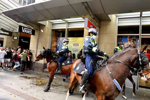 News Bilder des Tages ANTI LOCKDOWN PROTEST SYDNEY, Protesters throw plastic bottles and pot plants at mounted police at Sydney Town Hall during the ?World Wide Rally For Freedom? anti-lockdown rally at Hyde Park in Sydney, Saturday, July 24, 2021. ( NO ARCHIVING, EDITORIAL USE ONLY, NO USE IN BOOKS WITHOUT CONSENT SYDNEY NSW AUSTRALIA  Copyright: xMICKxTSIKASx 20210724001559664817