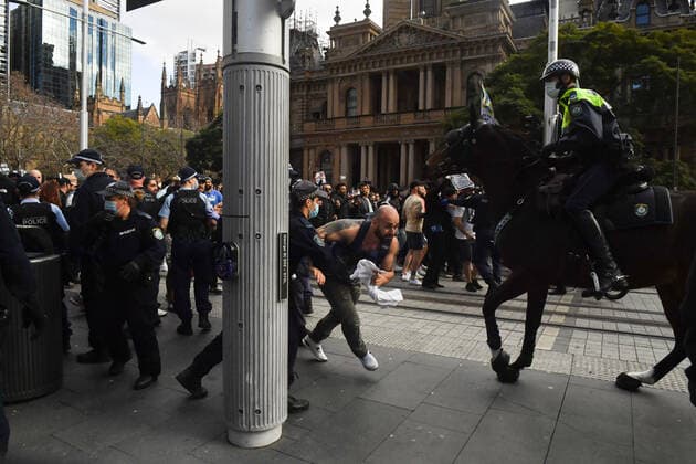 ANTI LOCKDOWN PROTEST SYDNEY, Protesters and police clash at Sydney Town Hall during the ?World Wide Rally For Freedom? anti-lockdown rally at Hyde Park in Sydney, Saturday, July 24, 2021. ( NO ARCHIVING, EDITORIAL USE ONLY, NO USE IN BOOKS WITHOUT CONSENT SYDNEY NSW AUSTRALIA  Copyright: xMICKxTSIKASx 20210724001559664998