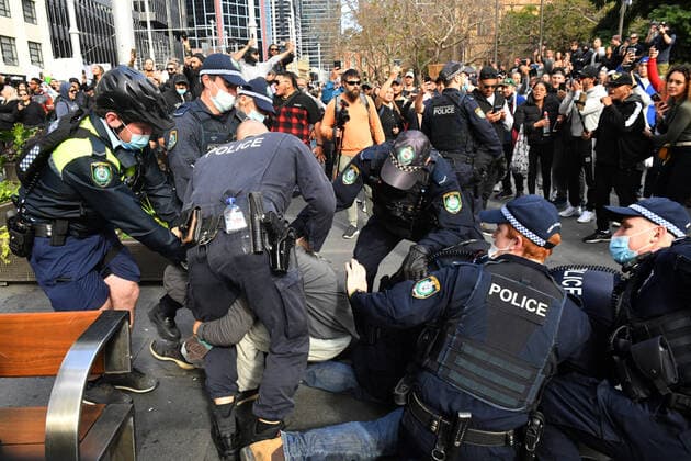 ANTI LOCKDOWN PROTEST SYDNEY, Protesters are arrested by the police at Sydney Town Hall during the ?World Wide Rally For Freedom? anti-lockdown rally at Hyde Park in Sydney, Saturday, July 24, 2021. ( NO ARCHIVING, EDITORIAL USE ONLY, NO USE IN BOOKS WITHOUT CONSENT SYDNEY NSW AUSTRALIA  Copyright: xMICKxTSIKASx 20210724001559667156