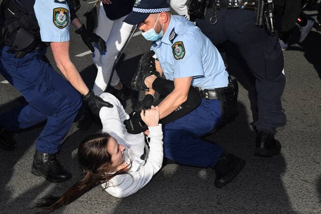 ANTI LOCKDOWN PROTEST SYDNEY, Police arrest protesters at Victoria Park in Glebe during the ?World Wide Rally For Freedom? anti-lockdown rally at Hyde Park in Sydney, Saturday, July 24, 2021. ( NO ARCHIVING, EDITORIAL USE ONLY, NO USE IN BOOKS WITHOUT CONSENT SYDNEY NSW AUSTRALIA  Copyright: xMICKxTSIKASx 20210724001559702270