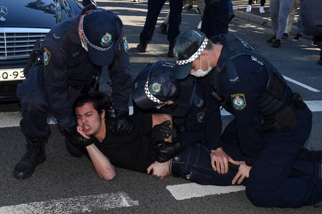 ANTI LOCKDOWN PROTEST SYDNEY, Police arrest protesters at Victoria Park in Glebe during the ?World Wide Rally For Freedom? anti-lockdown rally at Hyde Park in Sydney, Saturday, July 24, 2021. ( NO ARCHIVING, EDITORIAL USE ONLY, NO USE IN BOOKS WITHOUT CONSENT SYDNEY NSW AUSTRALIA  Copyright: xMICKxTSIKASx 20210724001559702383