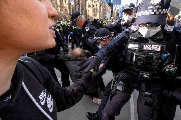 ANTI LOCKDOWN PROTEST MELBOURNE, Protesters clash with police during the ?World Wide Rally For Freedom? anti-lockdown rally in Melbourne, Saturday, July 24, 2021. ( NO ARCHIVING, EDITORIAL USE ONLY, NO USE IN BOOKS WITHOUT CONSENT MELBOURNE VIC AUSTRALIA  Copyright: xLUISxASCUIx 20210724001559725508