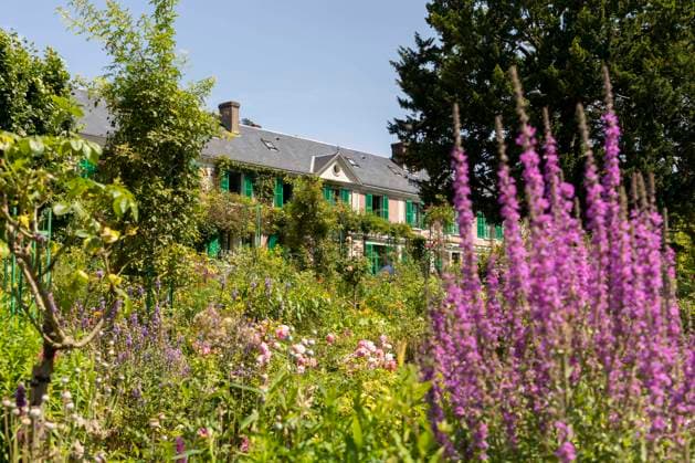 Giverny, France July 19, 2021 - View of Claude Monet s house from the garden at the Claude Monet Foundation dedicated to the famous French painter, one of the founders of the impressionist movement. The cultural site reopened on May 19. Entrance is only possible with an online ticket reservation and the health pass is mandatory. FONDATION CLAUDE MONET, ART, PEINTURE, ARTISTE PEINTRE, ILLUSTRATION, MUSEE, PASS SANITAIRE, AMBIANCE, ATMOSPHERE, TOURISME, VISITE, HISTOIRE, SITE HISTORIQUE, LIEUX CULTURELS, CULTURE, MOUVEMENT DES IMPRESSIONNISTES, IMPRESSIONNISME, NORMANDIE, VACANCES, FREQUENTATION TOURISTIQUE, MONUMENTS HISTORIQUES,  Copyright: xVincentxIsorex