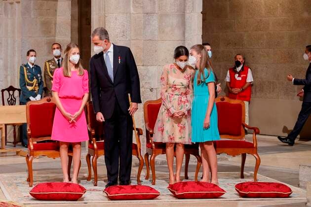 Bilder des Jahres 2021, Entertainment 07 Juli Entertainment Bilder des Tages Spain s King Felipe (2-L) and Queen Letizia (2-R), Spain s Princess Leonor (L) and Infanta Sofia (R) attend the traditional Apostle Saint James floral offering at the Cathedral in Santiago de Compostela, Galicia, northern Spain, 25 July 2021. Galicia celebrates its regional day on 25 July, marking Saint James Day, the patron saint of both Spain and Galicia. Spanish Royal Family attends traditional Saint James floral offering !ACHTUNG: NUR REDAKTIONELLE NUTZUNG!  Copyright: xBallesterosx GRAF4988 20210725-dcb2453d093ebfae6a9b4b5f73456da858ff27e5