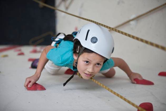 girl climbing at indoor climbing wall in London London, England, United Kingdom CR_THHE210715-797593-01 ,model released, Symbolfoto ,property released