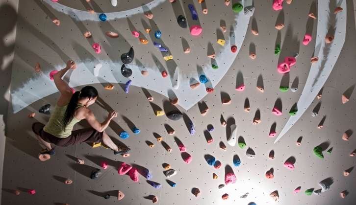 climber bouldering at indoor climbing wall in London London, England, United Kingdom CR_THHE210715-797597-01 ,model released, Symbolfoto ,property released