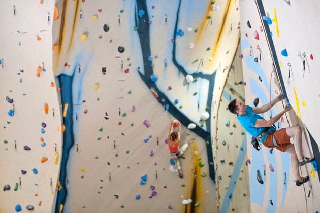 man climbing at indoor climbing wall in London London, England, United Kingdom CR_THHE210715-797603-01 ,model released, Symbolfoto ,property released