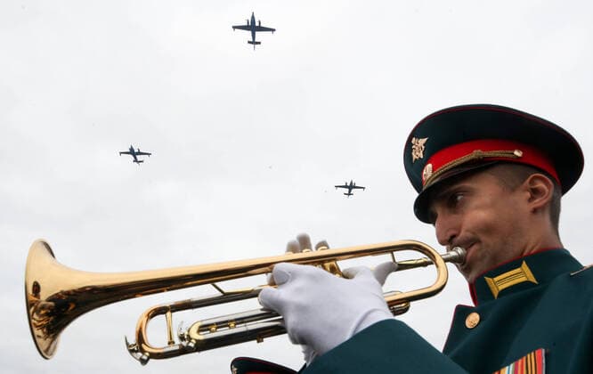 Bilder des Jahres 2021, News 07 Juli News Themen der Woche KW29 News Bilder des Tages KRONSHTADT, ST PETERSBURG, RUSSIA â€“ JULY 25, 2021: A member of a military band performs as military aircraft fly over the Gulf of Finland during the main naval parade marking Russian Navy Day. Alexander Demianchuk TASS  TS10957B