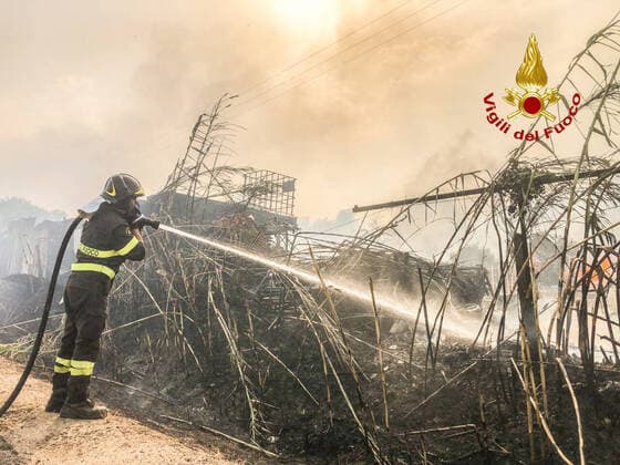 Bilder des Jahres 2021, News 07 Juli News Themen der Woche KW29 foto IPP VVFF 25-07-2021 sardegna - vasto incendio nell oristanese nella foto i vigili del fuoco tentano di spegnere le fiamme *** photo IPP VVFF 25 07 2021 sardinia vast fire in oristanese in the photo the firefighters try to extinguish the flames  0