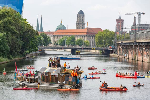 Bilder des Jahres 2021, News 07 Juli News Themen der Woche KW29 News Bilder des Tages Boots-Demo für Erdgas-Ausstieg, Die Umwelt-Initiativen Robin Wood und Fridays for Future demonstrierten mit ca. 50 Booten auf der Spree, für den Ausstieg aus der Erdgas-Energie. Ziel der Demonstranten, war das Vattenfall Kraftwerk nähe der Jannowitzbrücke. Berlin Mitte Berlin Deutschland *** Boat demo for natural gas exit, The environmental initiatives Robin Wood and Fridays for Future demonstrated with about 50 boats on the Spree, for the exit from the natural gas energy target of the demonstrators, was the Vattenfall power plant near the Jannowitzbrücke Berlin Mitte Berlin Germany