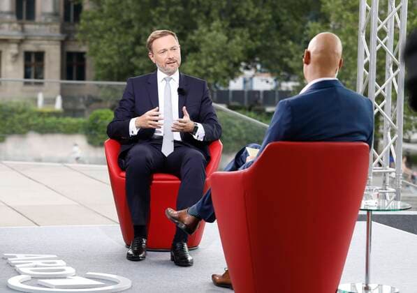 Christian Lindner, Bundesvorsitzender der FDP , Moderator Matthias Deiß, Deutschland, Berlin, ARD-Sommerinterview mit Christian Lindner, Bundesvorsitzender der FDP