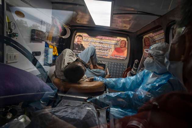 Bilder des Jahres 2021, News 07 Juli News Themen der Woche KW29 News Bilder des Tages July 25, 2021, Nonthaburi, Thailand: Thailand s daily Covid-19 infection and death statistics are continuing in their upward trend, setting a new record high of 15,335 infections along with 129 deceased. The Siam Nonthaburi Rescue Foundation operates a free ambulance service to help lessen the strain on the public healthcare system, transporting suspected Covid-19 patients to hospital and transporting the deceased. Thailand - ZUMAt128 20210725_zap_t128_004 Copyright: xAdryelxTalamantesx