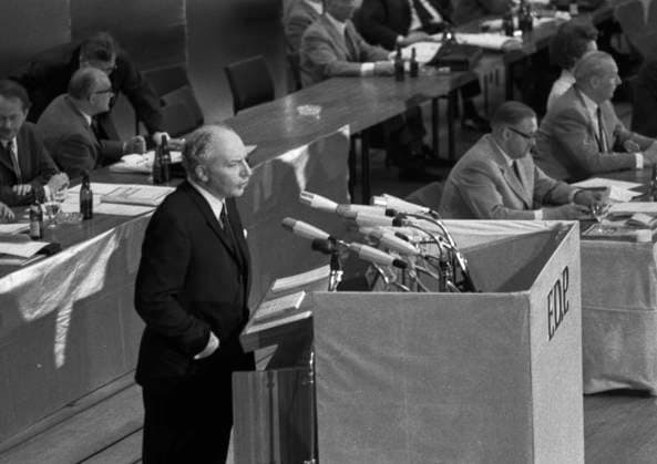 Bundesparteitag der Freien Demokratischen Partei ( FDP) 1970 DEU, Deutschland, Bonn: Der Bundesparteitag der Freien Demokratischen Partei ( FDP) am 22.6.1970 in der Bonner Beethovenhalle.Walter Scheel. DEU, Germany, Bonn: The federal party conference of the Free Democratic Party ( FDP) on 22.6.1970 in the Beethovenhalle in Bonn. NRW *** Federal party conference of the Free Democratic Party FDP 1970 DEU, Germany, Bonn The federal party conference of the Free Democratic Party FDP on 22 6 1970 in the Beethovenhalle in Bonn Walter Scheel DEU, Germany, Bonn The federal party conference of the Free Democratic Party FDP on 22 6 1970 in the Beethovenhalle in Bonn NRW
