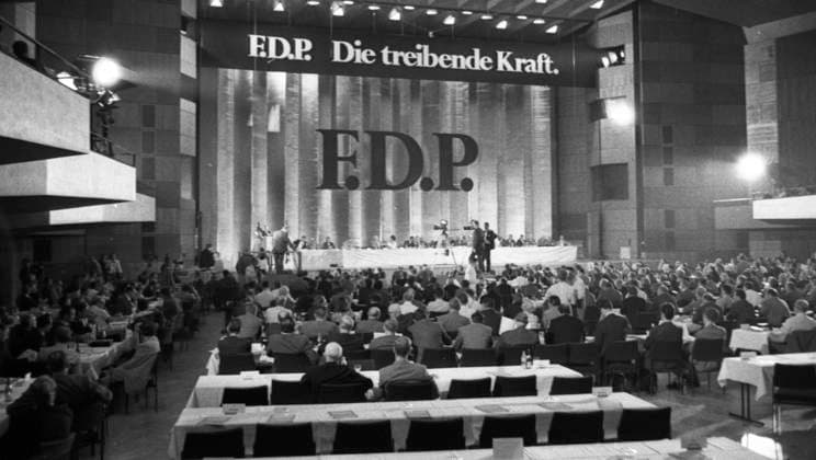 Bundesparteitag der Freien Demokratischen Partei ( FDP) 1970 DEU, Deutschland, Bonn: Der Bundesparteitag der Freien Demokratischen Partei ( FDP) am 22.6.1970 in der Bonner Beethovenhalle. DEU, Germany, Bonn: The federal party conference of the Free Democratic Party ( FDP) on 22.6.1970 in the Beethovenhalle in Bonn. NRW *** Federal party conference of the Free Democratic Party FDP 1970 DEU, Germany, Bonn The federal party conference of the Free Democratic Party FDP on 22 6 1970 in the Beethovenhalle in Bonn DEU, Germany, Bonn The federal party conference of the Free Democratic Party FDP on 22 6 1970 in the Beethovenhalle in Bonn NRW