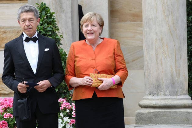 Bilder des Jahres 2021, News 07 Juli News Themen der Woche KW29 News Bilder des Tages German Chancellor Angela Merkel and Husband Joachim Sauer arrive at the Bayreuther Festspiele 2021 during the Covid 19 Coronavirus Pandemie in Bayreuth , Bayern , Deutschland . July 25 , 2021.