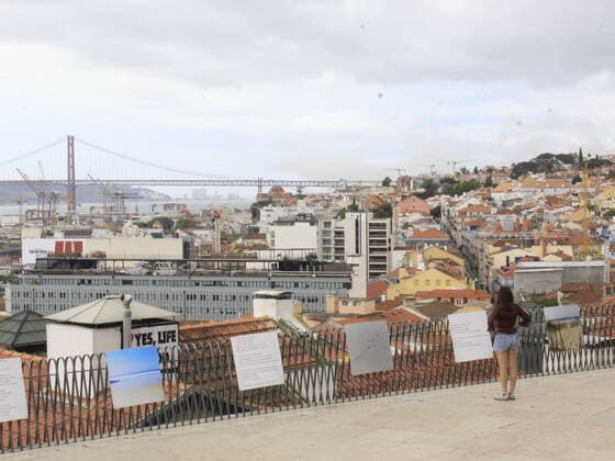 July 25, 2021, Lisbon, Portugal: Movement of people at Santa Catarina viewpoint, also known as Adamastor viewpoint for housing a statue of Greco-Roman mythology, in Lisbon, on Sunday (25).  Copyright: xEdsonxdexSouzax