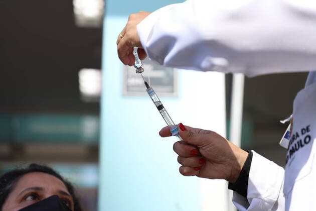 July 25, 2021, Sao Paulo, Brazil: People are vaccinated against Covid-19 in a tent set up on Paulista Avenue, in Sao Paulo, on Sunday (25). Mayor Ricardo Nunes postponed vaccination against Covid-19 for the 28-year-old age group, who previously had been confirmed to start on Thursday (29).  Copyright: xLecoxVianax