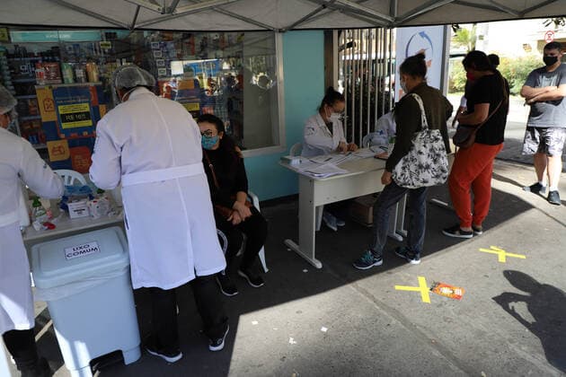 July 25, 2021, Sao Paulo, Brazil: People are vaccinated against Covid-19 in a tent set up on Paulista Avenue, in Sao Paulo, on Sunday (25). Mayor Ricardo Nunes postponed vaccination against Covid-19 for the 28-year-old age group, who previously had been confirmed to start on Thursday (29).  Copyright: xLecoxVianax
