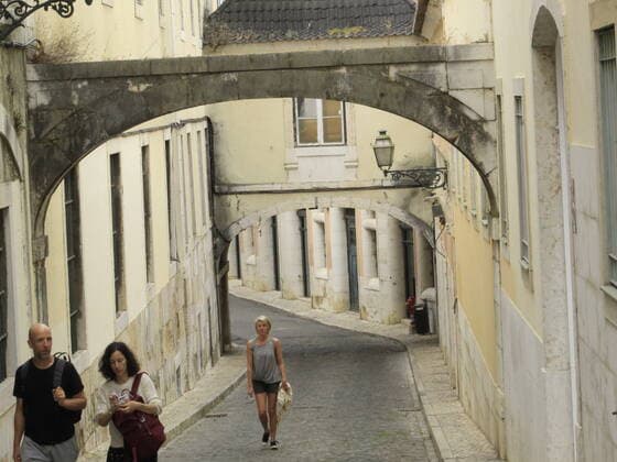 July 25, 2021, Lisbon, Portugal: Movement of people in Alto neighborhood, one of the most traditional in Lisbon due to its tourist attractions, restaurants and bars, on Sunday (25).  Copyright: xEdsonxdexSouzax
