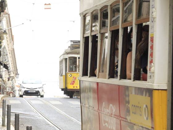 July 25, 2021, Lisbon, Portugal: Movement of people in Alto neighborhood, one of the most traditional in Lisbon due to its tourist attractions, restaurants and bars, on Sunday (25).  Copyright: xEdsonxdexSouzax