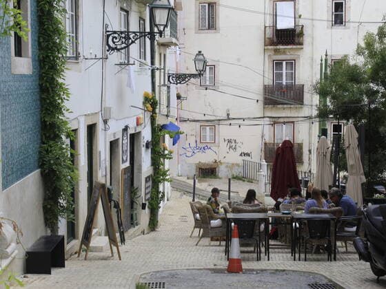 July 25, 2021, Lisbon, Portugal: Movement of people in Alto neighborhood, one of the most traditional in Lisbon due to its tourist attractions, restaurants and bars, on Sunday (25).  Copyright: xEdsonxdexSouzax
