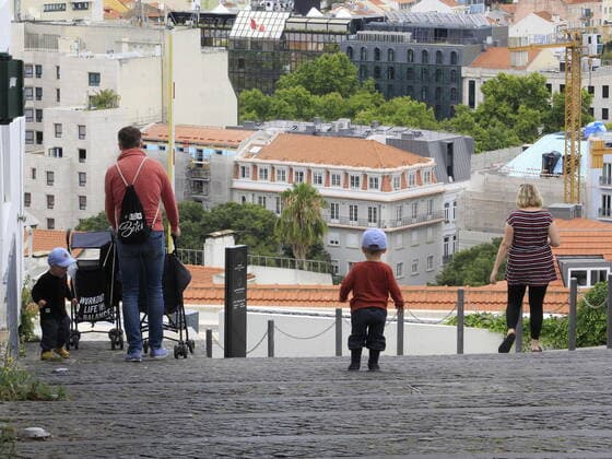 July 25, 2021, Lisbon, Portugal: Movement of people in Alto neighborhood, one of the most traditional in Lisbon due to its tourist attractions, restaurants and bars, on Sunday (25).  Copyright: xEdsonxdexSouzax