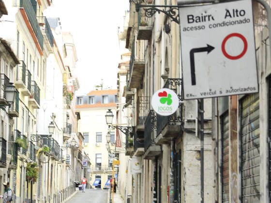 July 25, 2021, Lisbon, Portugal: Movement of people in Alto neighborhood, one of the most traditional in Lisbon due to its tourist attractions, restaurants and bars, on Sunday (25).  Copyright: xEdsonxdexSouzax