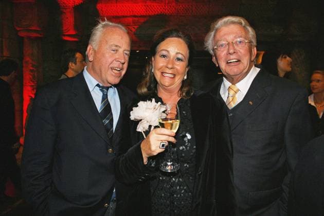 Udo-Juergens-Geburtstag 30.09.2004 (R-L) Moderator Dieter Thomas Heck (Carl-Dieter Heckscher) + Frau Ragnhild + Dr. Wolfgang Rademann, Fernsehproduzent, bei der Party zum 70. Geburtstag von UdoJuergens im Club - Adagio - im Theater am Potsdamer Platz, Marlene-Dieterich-Platz 1, Berlin - 29.09.2004 - Â *** Udo Juergens birthday 30 09 2004 R L presenter Dieter Thomas Heck Carl Dieter Heckscher wife Ragnhild Dr Wolfgang Rademann, television producer, at the party for the 70th birthday of UdoJuergens in the Club Adagio in the Theater am Potsdamer Platz, Marlene Dieterich Platz 1, Berlin 29 09 2004 Â
