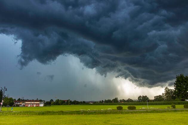 Bilder des Jahres 2021, News 07 Juli News Themen der Woche KW29 ID 353 Schon wieder Hochwasseralarm in Südbayern. Schwere Gewitter und Unwetter zogen über den Landkreis Miesbach hinweg. Die Unwetterfront zog von der Schweiz einmal quer über Südbayern. Die Feuerwehren sind aktuell im Dauereinsatz. Der Aufzug der Unwetterfront war bei Irschenberg ziemlich spektakulär. Neben größeren Hagelansammlungen gab es durch den kurzen aber heftigen Starkregen wieder Überschwemmungen. Flüsse führten Hochwasser. Die B 472 wurde an der Autobahnabfahrt überflutet. Die Feuerwehr stand bis zur Hüfte im Wasser. Autofahrer mussten durch überflutete Straßen fahren. Staatstraße 18 zwischen Grossswaig und Auerschmied verschüttete eine Mure die Straße. Schwere Technik war im Einsatz, musste die Straße wieder