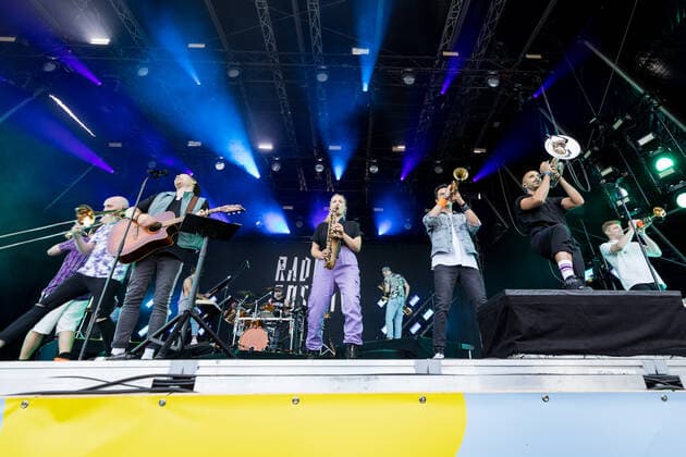 Live Auftritt der Bonner Brasspop-Band Querbeat u.a. mit Stücken aus dem neuen Album Radikal Positiv beim BonnLive Kulturgarten Bonn, 25.07.2021 - BonnLive ist eine Kooperation zwischen der fünfdrei Eventagentur und Rheinevents Bonn Am Römerbad NRW Deutschland
