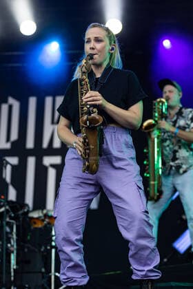 Janine Dornbusch, Saxophon - Live Auftritt der Bonner Brasspop-Band Querbeat u.a. mit Stücken aus dem neuen Album Radikal Positiv beim BonnLive Kulturgarten Bonn, 25.07.2021 - BonnLive ist eine Kooperation zwischen der fünfdrei Eventagentur und Rheinevents Bonn Am Römerbad NRW Deutschland
