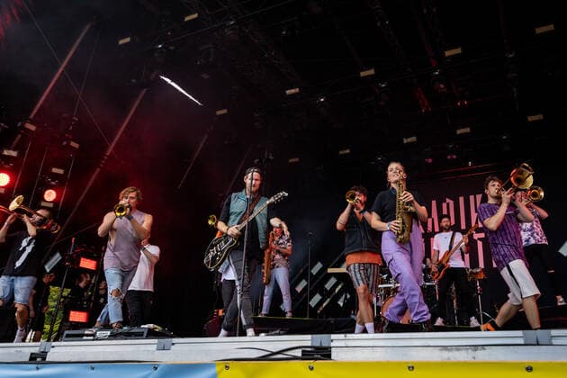 Live Auftritt der Bonner Brasspop-Band Querbeat u.a. mit Stücken aus dem neuen Album Radikal Positiv beim BonnLive Kulturgarten Bonn, 25.07.2021 - BonnLive ist eine Kooperation zwischen der fünfdrei Eventagentur und Rheinevents Bonn Am Römerbad NRW Deutschland