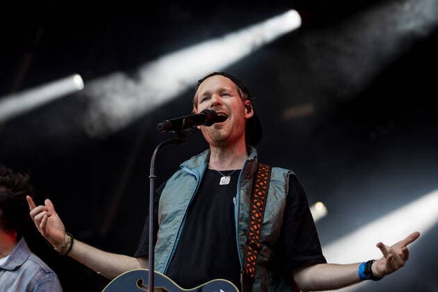 Jojo Berger, Gesang - Live Auftritt der Bonner Brasspop-Band Querbeat u.a. mit Stücken aus dem neuen Album Radikal Positiv beim BonnLive Kulturgarten Bonn, 25.07.2021 - BonnLive ist eine Kooperation zwischen der fünfdrei Eventagentur und Rheinevents Bonn Am Römerbad NRW Deutschland