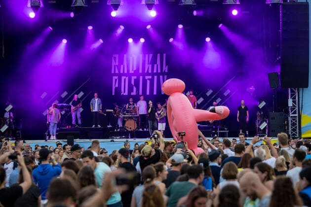 Live Auftritt der Bonner Brasspop-Band Querbeat u.a. mit Stücken aus dem neuen Album Radikal Positiv beim BonnLive Kulturgarten Bonn, 25.07.2021 - BonnLive ist eine Kooperation zwischen der fünfdrei Eventagentur und Rheinevents Bonn Am Römerbad NRW Deutschland