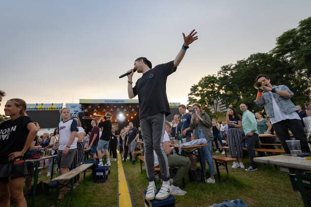 Live Auftritt der Bonner Brasspop-Band Querbeat u.a. mit Stücken aus dem neuen Album Radikal Positiv beim BonnLive Kulturgarten Bonn, 25.07.2021 - BonnLive ist eine Kooperation zwischen der fünfdrei Eventagentur und Rheinevents Bonn Am Römerbad NRW Deutschland